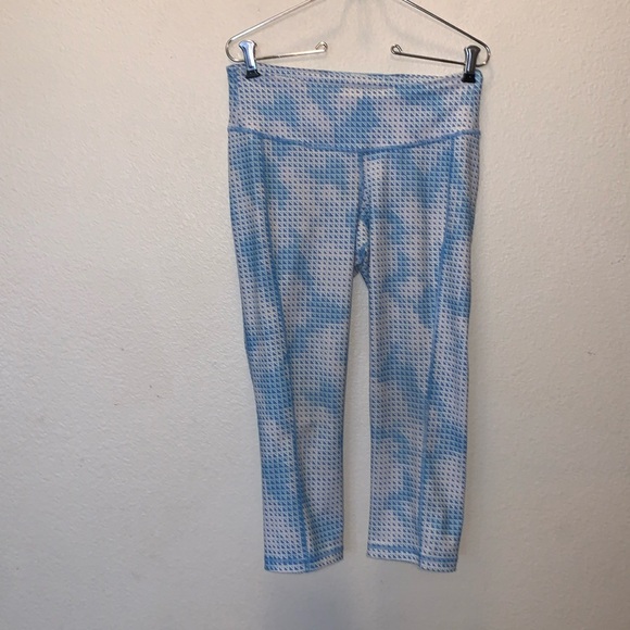 Old Navy Pants - Old Navy blue triangle print capri workout athletic leggings